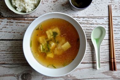 俯瞰一碗快速简单的味增汤。